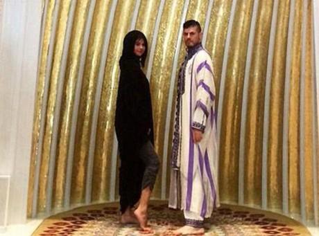 Picture of Selena Gomez in Dubai Mosque Stirs Controversy
