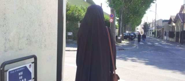 french doctor refuses to treat hijab woman