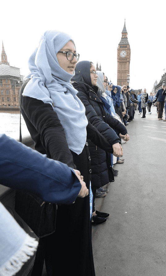 Muslim Women Line Westminster Bridge in Show of Solidarity