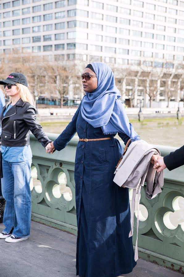Muslim Women Line Westminster Bridge in Show of Solidarity