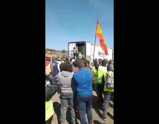 Spanish Farmers Attack Moroccan Trucks in Andalucia