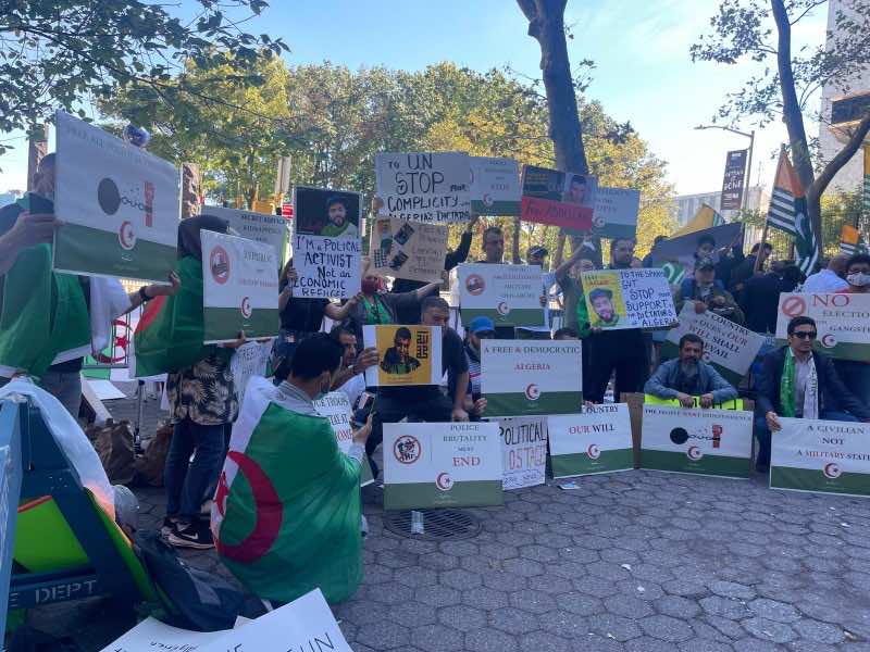 Many protestors argued that Algeria will not see any development unless the government decides to limit the powers of the military. “To the Spanish Government, Stop your support to the dictators of Algeria,” another banner reads.
