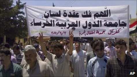 Syria: ’34 killed’ as thousands protest in Hama