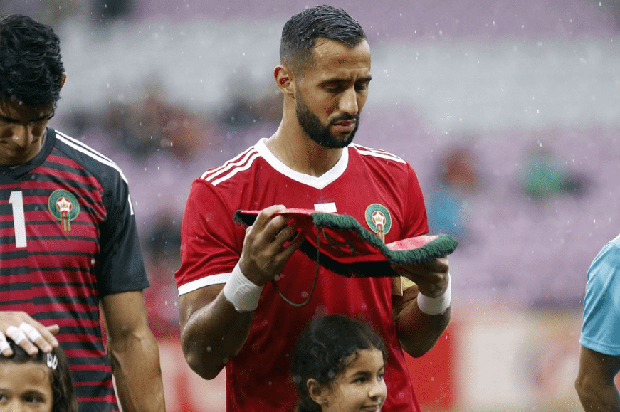A Picture of Mehdi Benatia Sheltering a Child from Rain Goes Viral