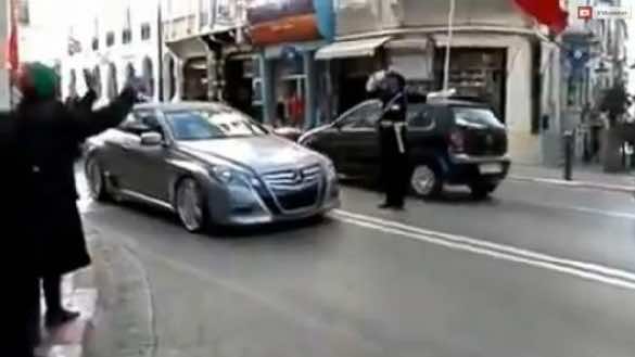 Driver Arrested After Running Red Light in Front of King Mohammed VI
