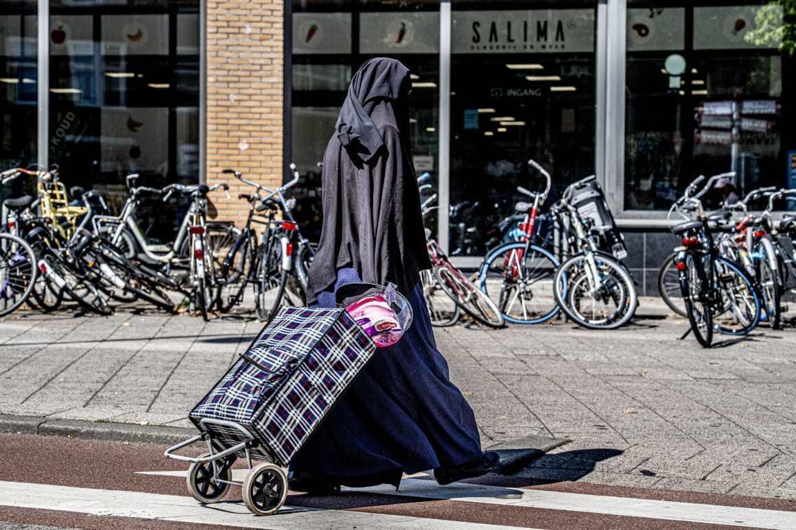 Dutch Burqa Ban in Public Institutions Comes Into Force