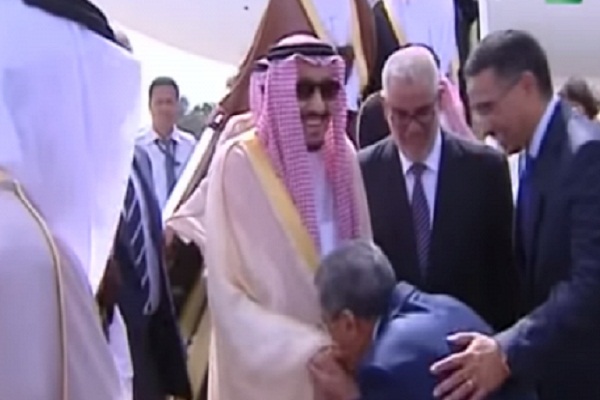 Arrival of King Salmane in Morocco: Hand-kiss greetings spark Criticism