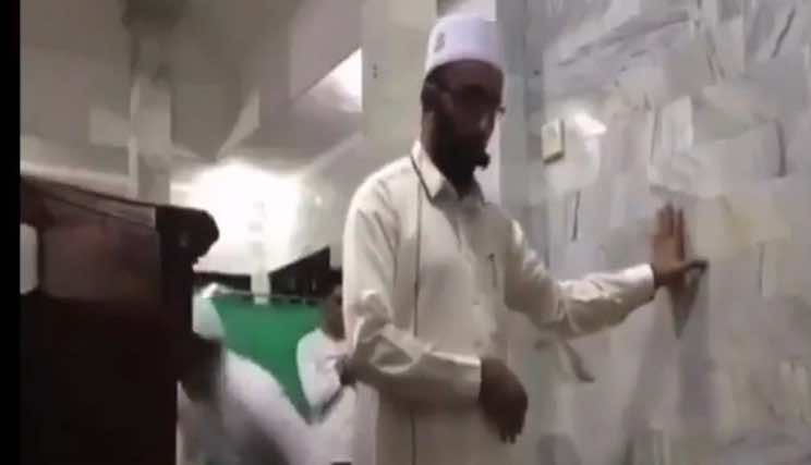 Video of Imam Leading Prayer amid Earthquake in Indonesia Goes Viral