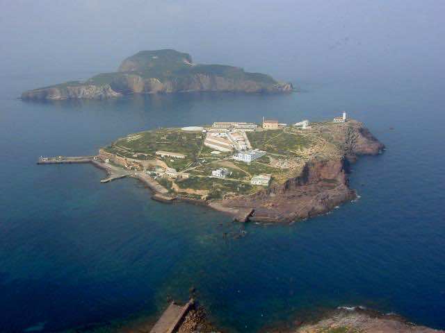 Spain reinforces military presence in islands claimed by Morocco