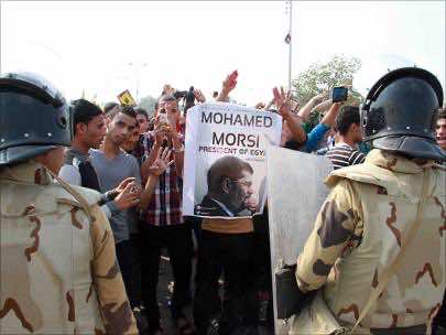 Morsi goes on trial in tense Egypt