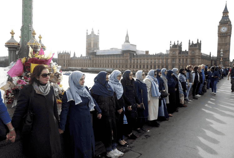 Muslim Women Line Westminster Bridge in Show of Solidarity