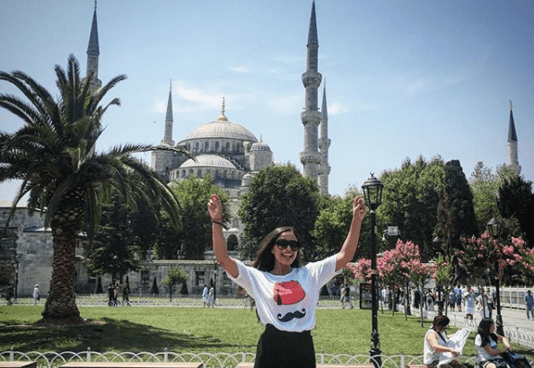 Moroccan Traveler Shares her Traveling Experience Through ‘Yallah M3aia’ Online Show