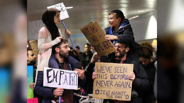Photo of Muslim Girl, Jewish Boy Against Trump Ban Goes Viral