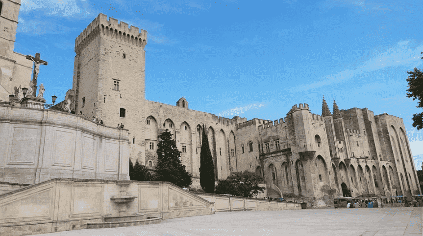 Police Kill Armed Man Who Threatened Public in Avignon, France
