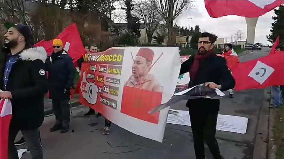 Rif Separatists in France Burn Moroccan Flag, Photos of King