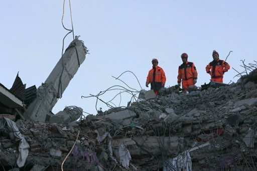 Turkey quake kills seven, topples buildings