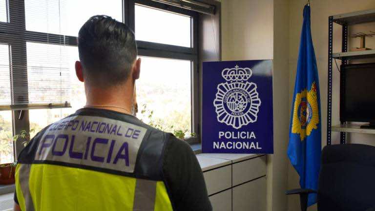 Spanish Police Arrest Five Individuals for Residency Permit Forgery, Scamming Moroccans