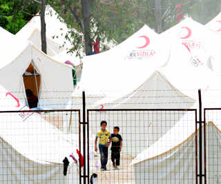 Thousands of Syrian refugees flood into Turkey