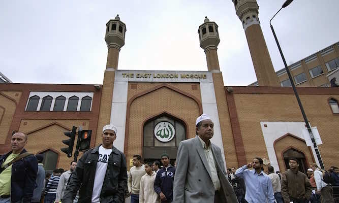 Survey: Muslims Rank on Top of Charity Givers in Britain