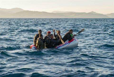 Spanish Authorities Intercept Three Moroccans Crossing to Spain on a Kayak