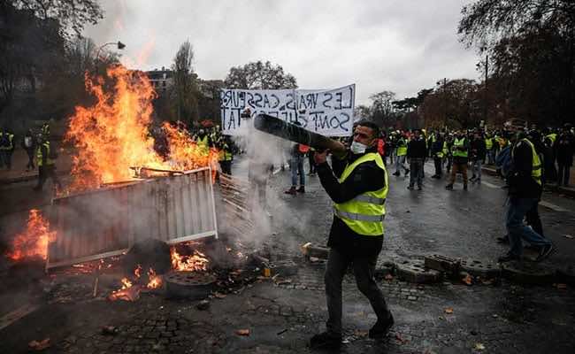 Paris Police Fire First Tear Gas Amid Escalating Protests against ‘Arrogant Macron’