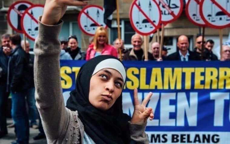Moroccan Woman Poses in Selfies with Protesting Anti-Islam Group