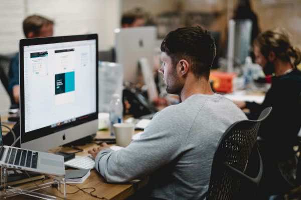 Survey: 57% of Moroccan Employees Say Ramadan Does Not Impact Productivity