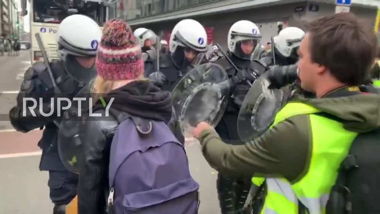 Video: Yellow Vests Smash, Burn Police Cars in Brussels