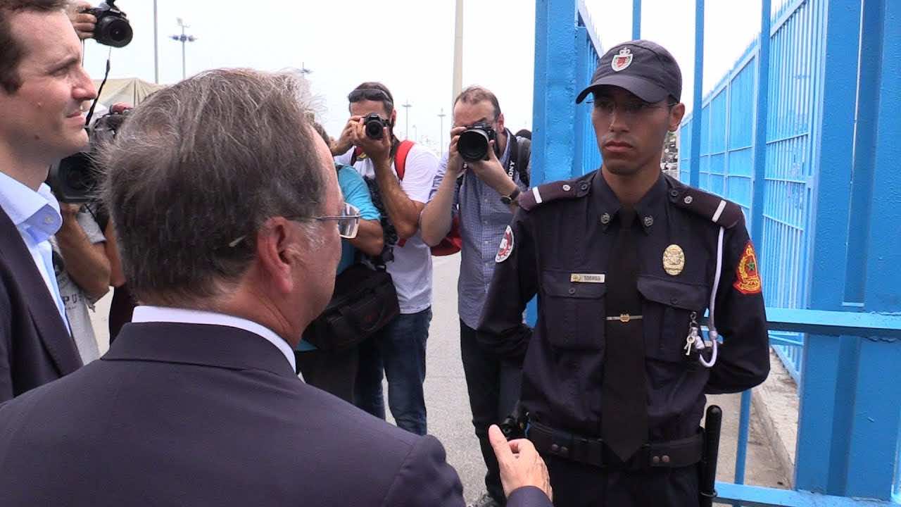 Moroccan Policeman Refuses to Shake Hands with Ceuta Mayor-President