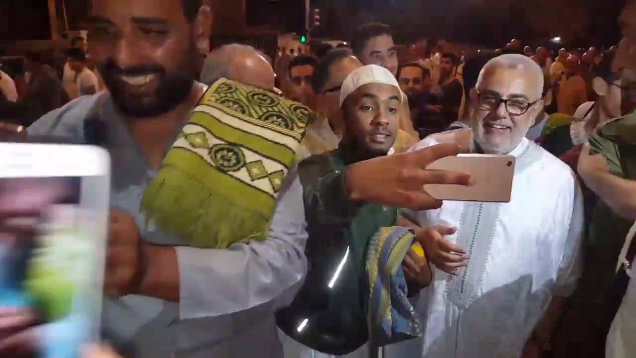 Benkirane Steals Limelight During Laylat Al-Qadr, Taking Selfies with Mosquegoers