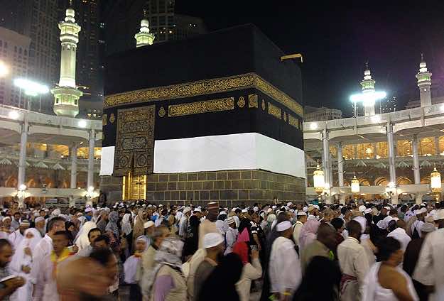 Thousands of Muslims flock to holy lands for Hajj