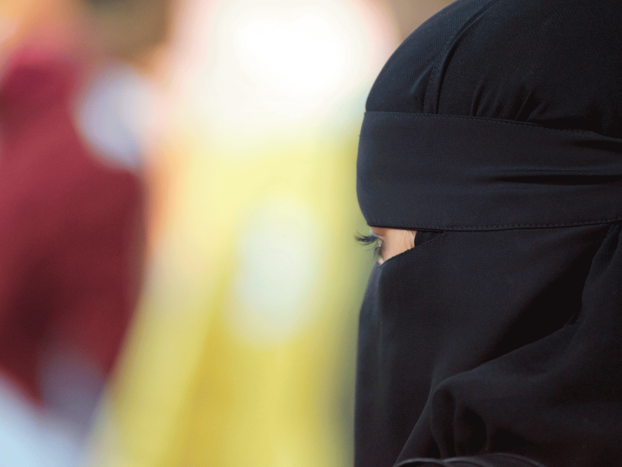 Barcelona: Pregnant Women Wearing Niqab kicked in the Stomach