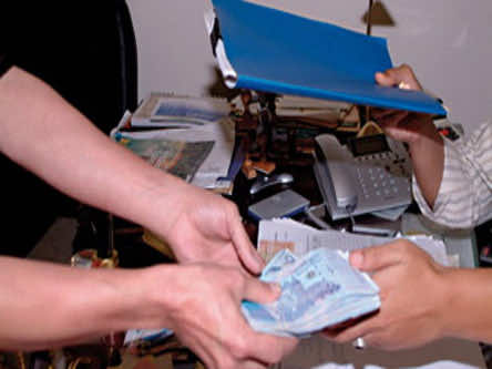 Morocco: two prison officers caught receiving bribery