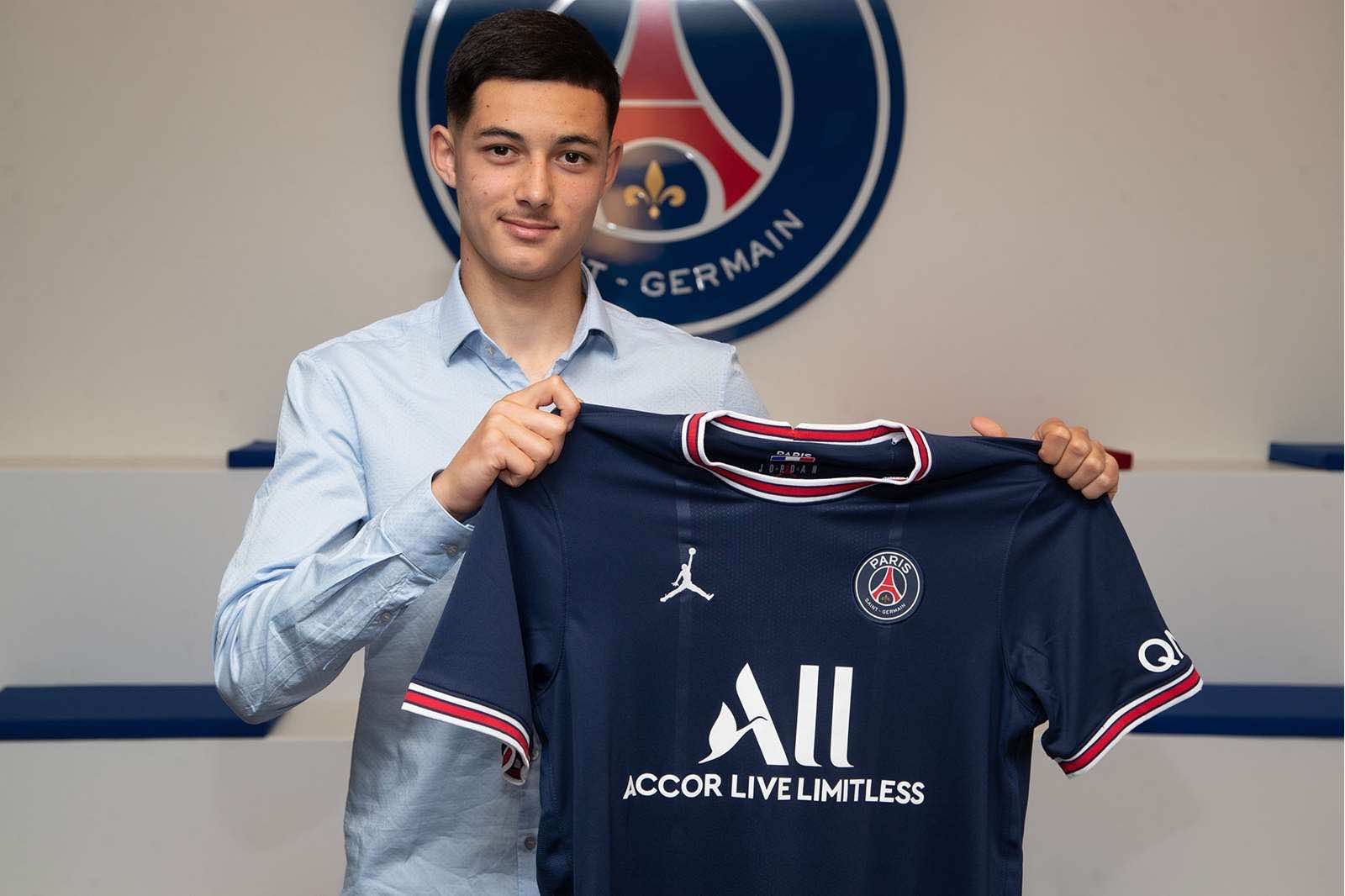 Talented 17-Year Old Defender El Hannach Signs First PSG Contract