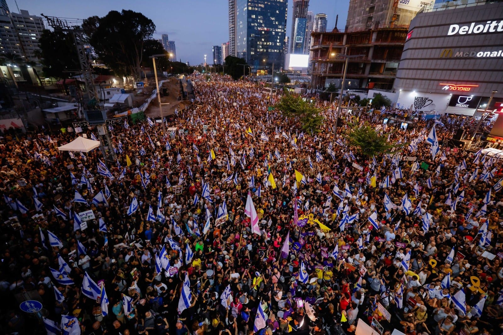 Tel Aviv Flooded with 300,000 Protesters Demanding Hostage Deal