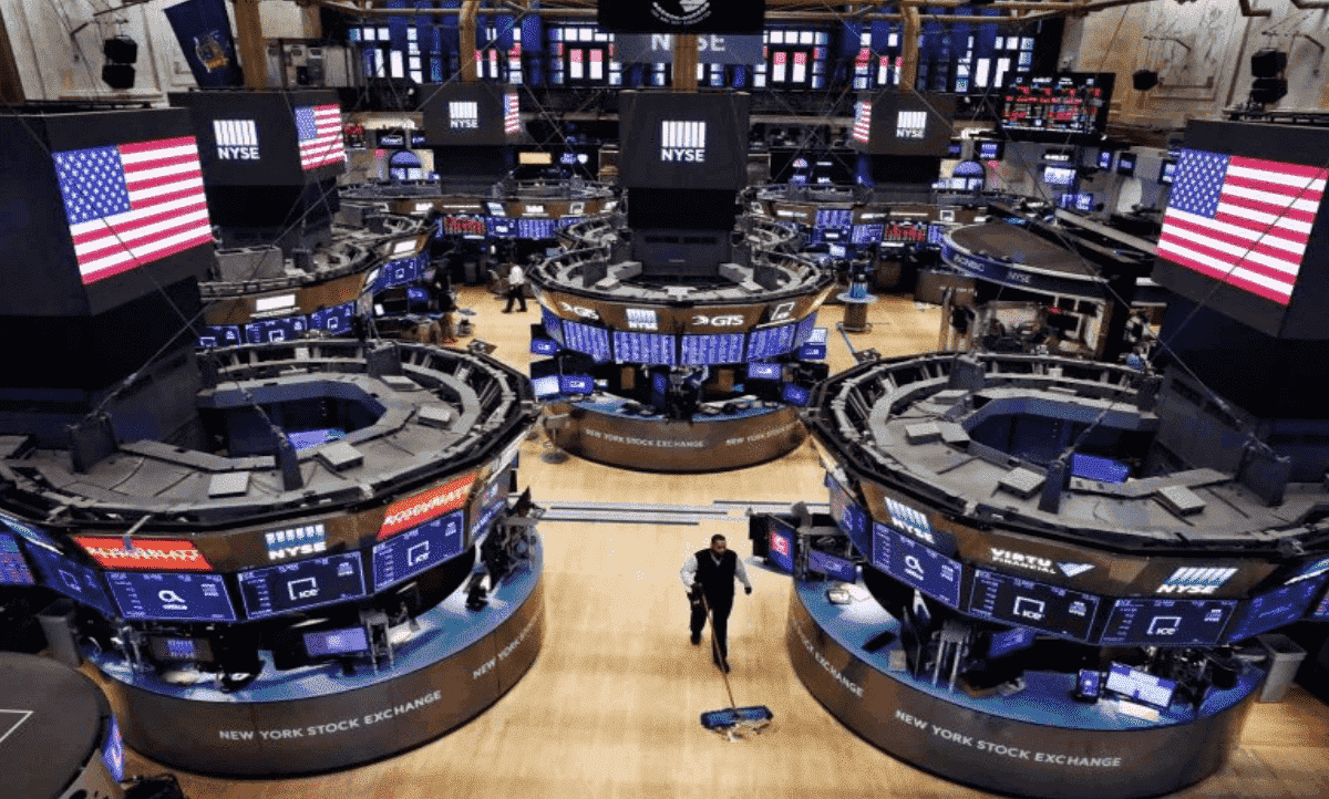 Violent Wall Street Plunge Worries Investors