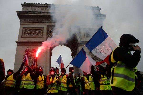 Paris Tourist Sites Closed due to ‘Yellow Vest’ Riots