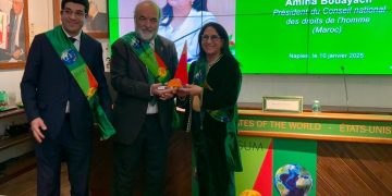 Amina Bouayach receiving the award