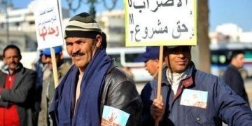 Protestors demanding the right to strike
