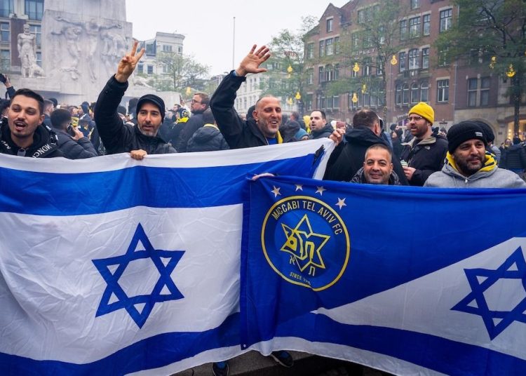 The Israeli hooligans burned a Palestinian flag