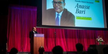 Moroccan professor Anasse Bari receiving the award