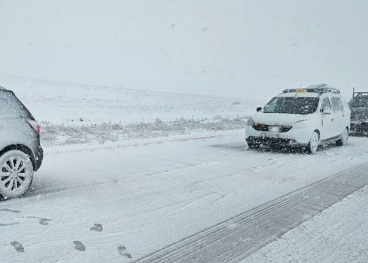 The road between Azrou and Ifrane on National Road No. 08 was blocked for 30 minutes but reopened after snowploughs cleared the way.