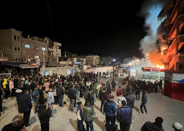 Rabat – On Sunday, Israel launched an airstrike on Nasser hospital in Khan Yunis in southern Gaza, which completely destroyed the surgery department, killing at least two people and injuring several staff members.
