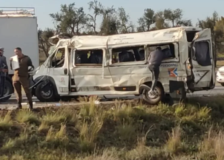 Three people died in a tragic crash on Thursday on the highway between Kenitra and the Bouknadel exit in Sale.