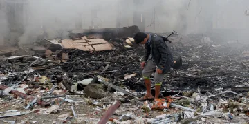 Rabat – US airstrikes in Yemen have killed 53 people, mostly women and children, in the capital Sanaa as well as areas in Saada, Al Bayda and Radaa, according to reports. The attacks come amid escalating tensions between US forces and Houthi rebels in the Red Sea region.