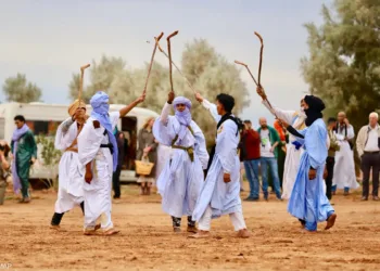 As part of the 20th International Nomads Festival, held in mid-April every year in M’Hamid El Ghizlane, attendees and musicians took a break from the music event to pay respect to the environment around them.