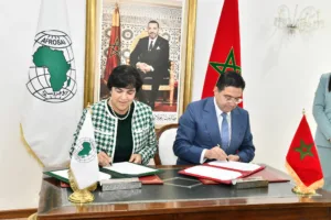 Moroccan Minister of Foreign Affairs Nasser Bourita and Zineb El Adaoui, First President of the Court of Accounts signing the agreement 