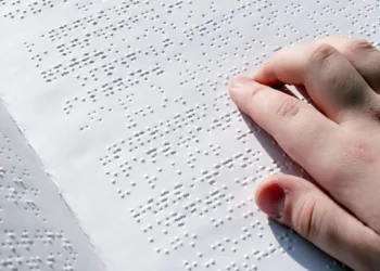 Rabat – In a symposium held on Wednesday, April 23, as part of the 30th edition of the International Book and Publishing Fair (SIEL), Morocco shed light its ongoing efforts to strengthen legal protections for the blind and visually impaired, within the justice system and in penitentiary institutions.