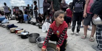 Palestinian children line up for food in Gaza City