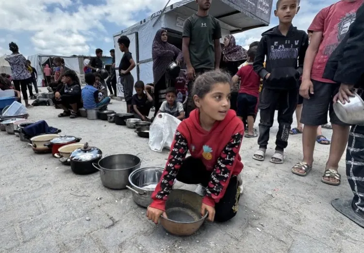Palestinian children line up for food in Gaza City